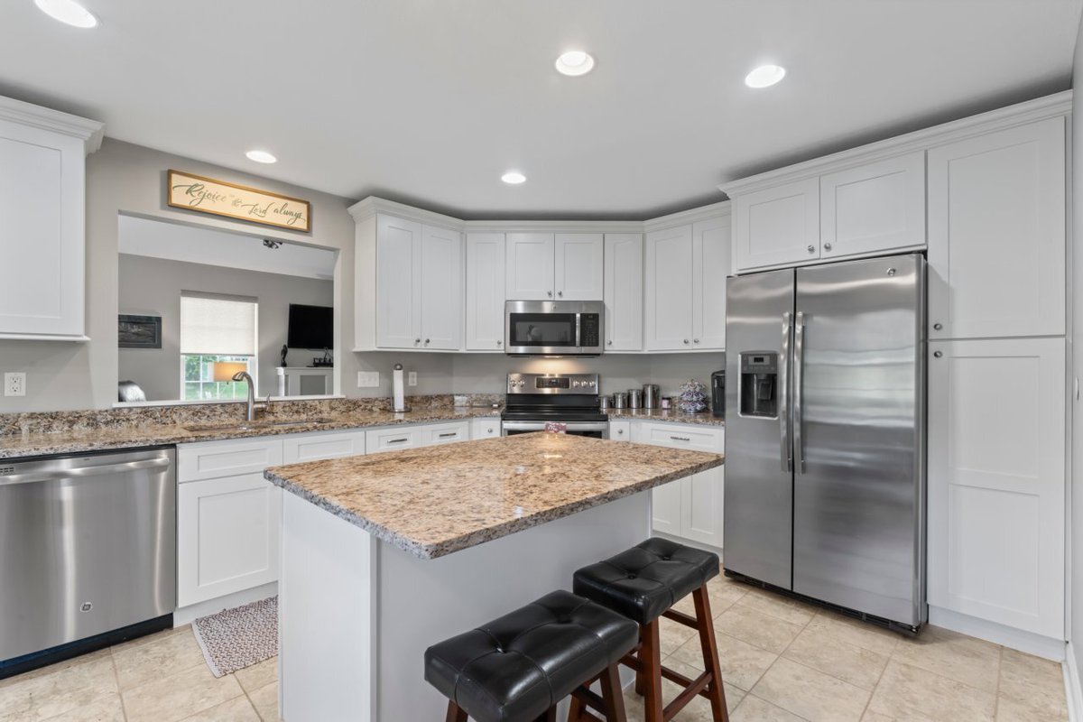 hommati227's tweet photo. 🏡😍 Step into this bright &amp; airy end unit patio home. Built in 2018, the grand two-story entry welcomes you with rich veneered hand-scraped, hardwood floors and so much more!
📍124 Spring Blossom Cir, Beaver Falls, PA 15010

View at: https://t.co/MCMH3Zr0Nj

Listed by: Megan... https://t.co/htJA1ysk66