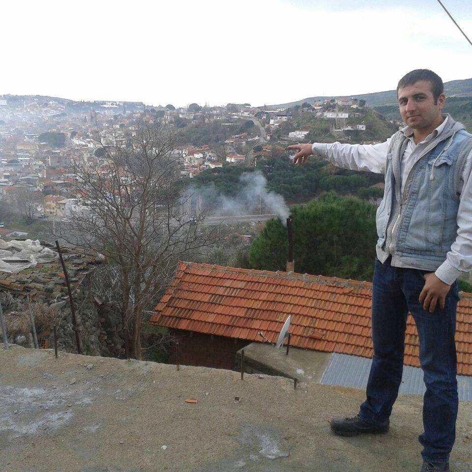 atasnnkz1's tweet photo. Sen tut, biçare bir sokak köpeğine
_arabayla çarp(mutlaka kırılmıştır o çocuğun kemikleri)
_onu al, arabanın arkasına iple bağla, son sürat sürükle
_olmadı! al eline sopayı, öldürünceye kadar bağırta bağırta vur, öldür
_olmaz!!! yetmez, ölüsünü al, onu da sürükle!
Çok acayip. İnanılmaz. Kan dondurucu, tüyler ürpertici, felaket ötesi, iğrenç
Bugüne kadar kaç sokak hayvanına ne işkenceler yaptı acaba? 2 de çocuğu var. 
Yok, içim soğumuyor...

#Gözaltına #Abisi İl Jandarma Komutanlığı
#Şeytan #Köpek
