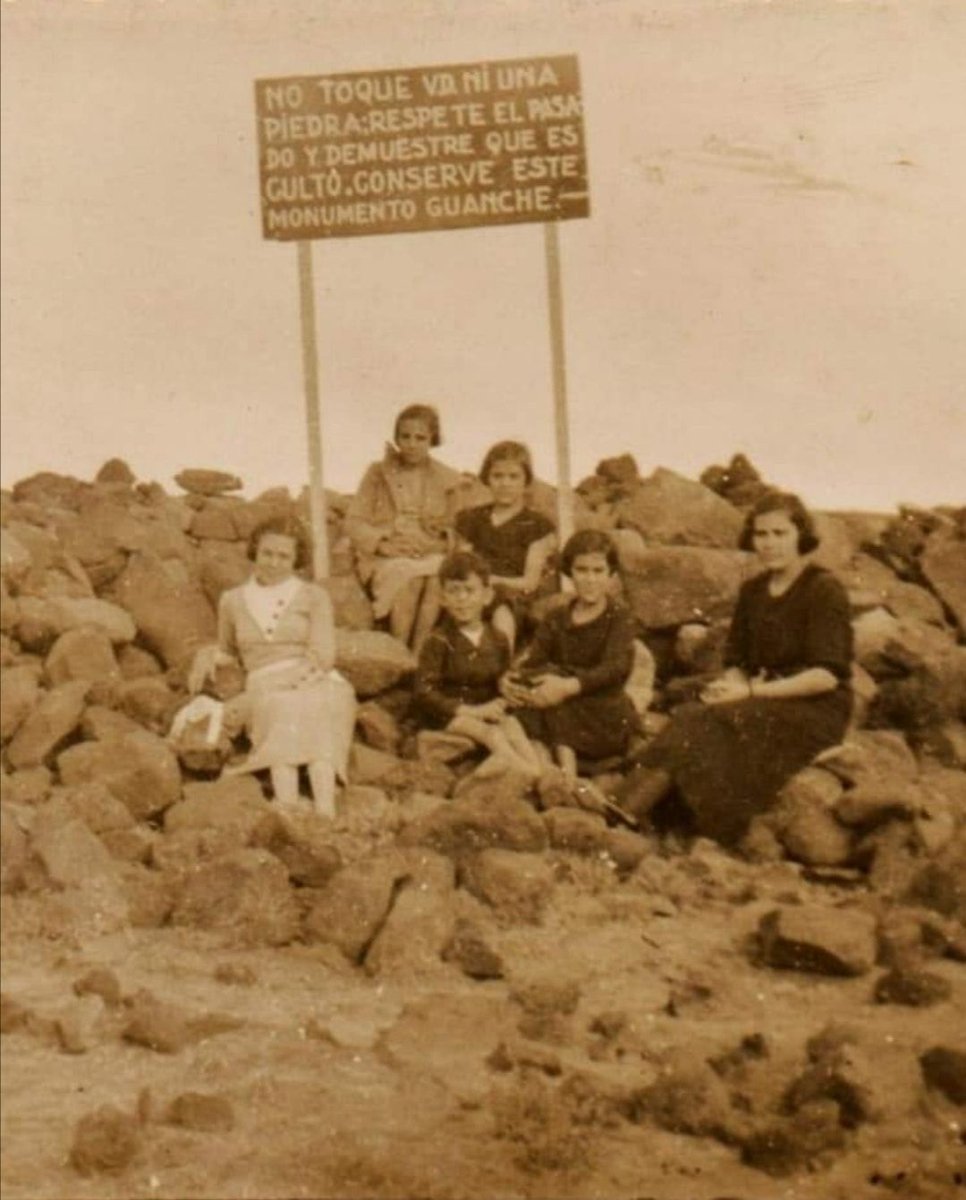 nuhaset86's tweet photo. «NO TOQUE USTED NI UNA PIEDRA; RESPETE EL PASADO Y DEMUESTRE QUE ES CULTO. CONSERVE ESTE MONUMENTO GUANCHE»

Necrópolis de La Guancha. Gran Canaria (1934). 

📸FEDAC. 

Facebook EDRA –Origen. https://t.co/cN33ouXaRa
