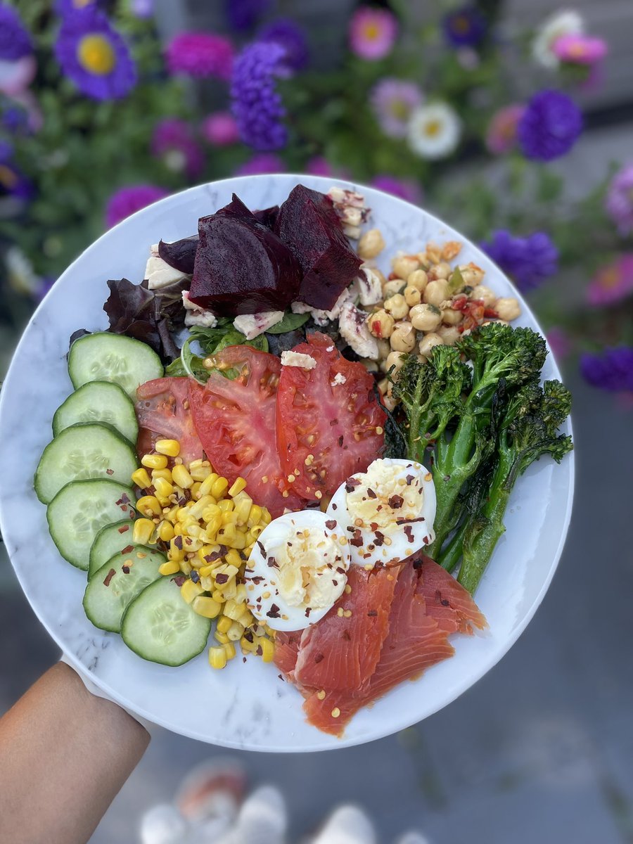 Clairedxxxx's tweet photo. You’ll never taste juicier tomatoes other than your home grown ones 🍅😍 https://t.co/3fXEBwP66U