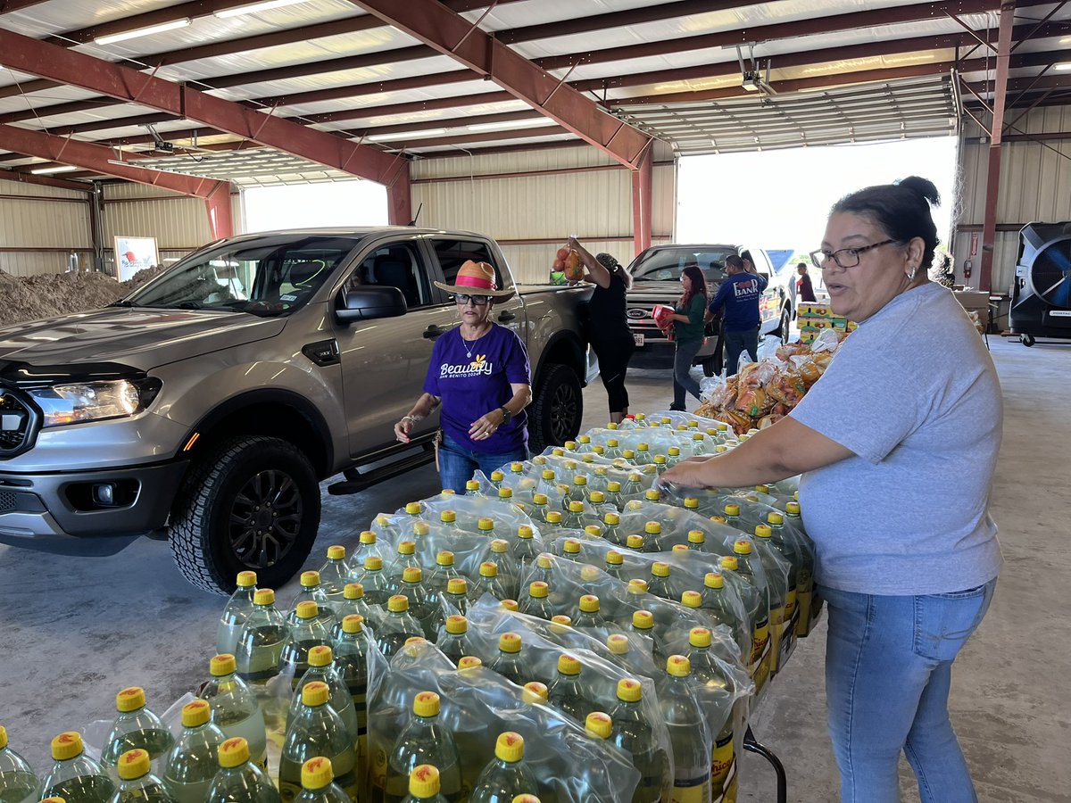 SanBenitoTX's tweet photo. 🍅 The Food Bank of the RGV FREE food distribution is UNDERWAY!!! We’ll be here at the San Benito Fairgrounds until 11AM or until supplies run out! OPEN to EVERYONE!! https://t.co/ebNLllOjON