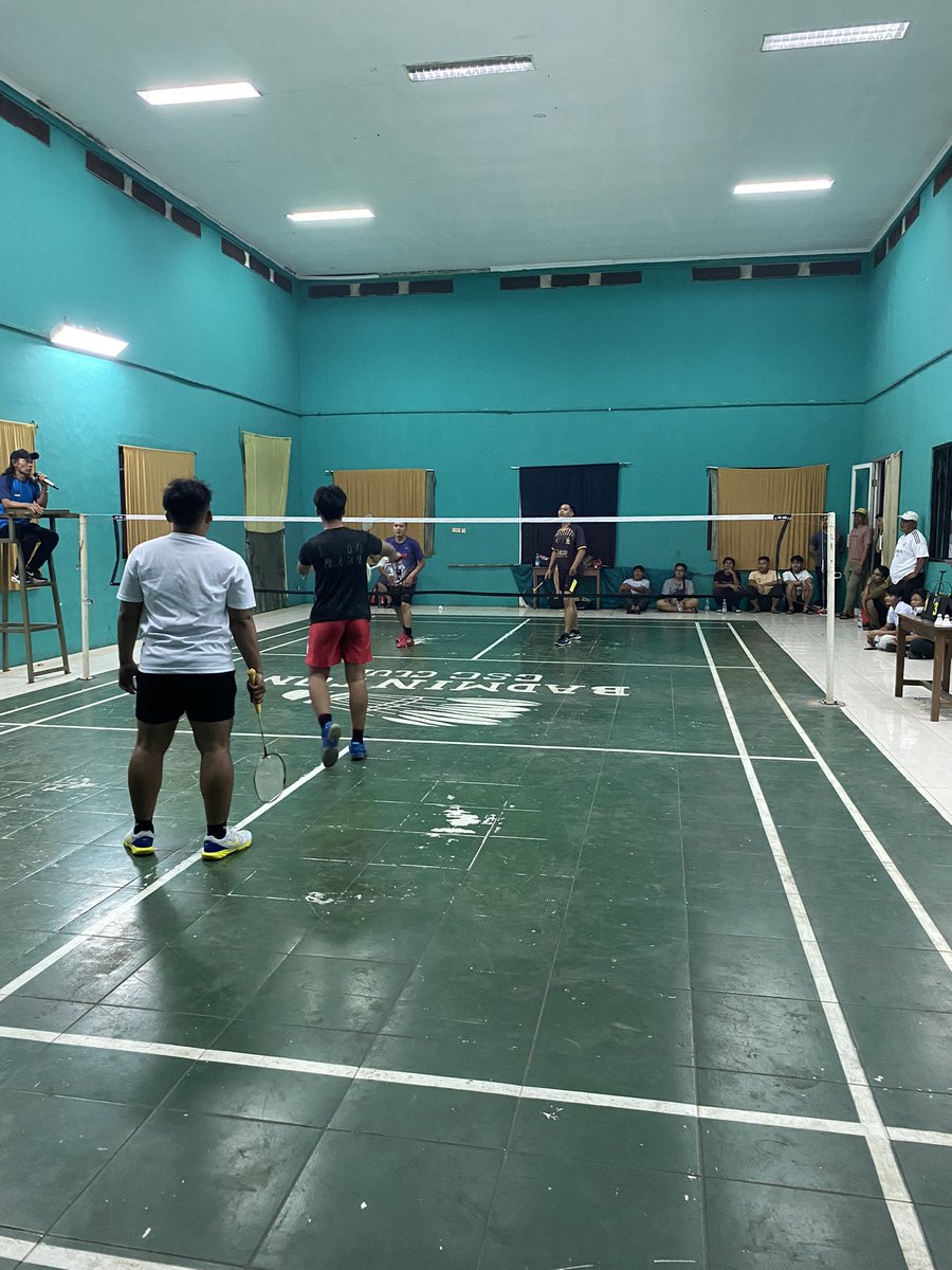 syabac's tweet photo. Salut sama bapak2 yg masih main badminton pake skor 15 di game 1, lanjut ke 30 di game kedua biar ga ada rubber. 🫡

@BadmintonTalk https://t.co/o9G7473E6o