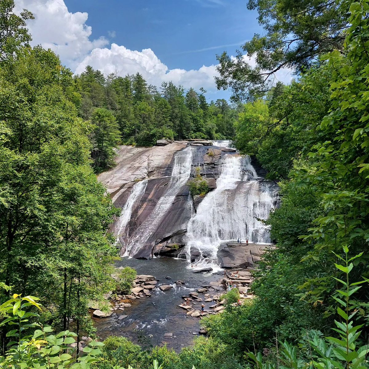 Happy #WaterfallWednesday!  This is High Falls one of the 250 waterfalls located in NC's #LandOfWaterfalls!  Check out some of the others in our handy Waterfall Guide: vist.ly/3hdu9 

📷 Credit: @christys_atl

#ExploreBrevard #DuPontStateForest #Waterfalls