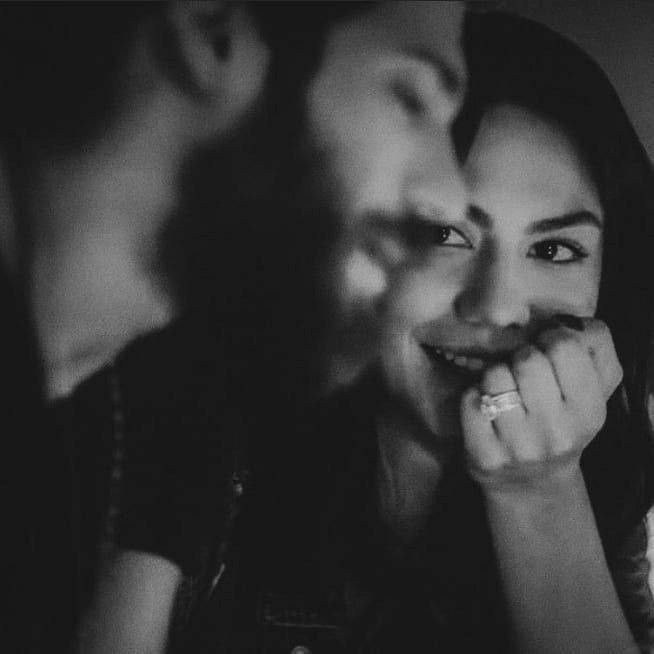 تو میرا نام نہ پوچھا کر
میں تیری ذات کا حصہ ہوں
میں تیری سوچ میں شامل ہوں
میں تیری نیند کا قصہ ہوں
میں تیرے خواب کا حاصل ہوں
میں تیری یاد کا محور ہوں
توُمنظر میں پس منظر ہوں
میں لمحہ ہوں، میں جذبہ ہوں
جذبے کا کوئی نام نہیں
توُ میرا نام نہ پوچھا کر،،!🥀

𝓦𝓪𝓳𝓲𝓱𝓪 𝓢𝓮𝓱𝓪𝓻🥀