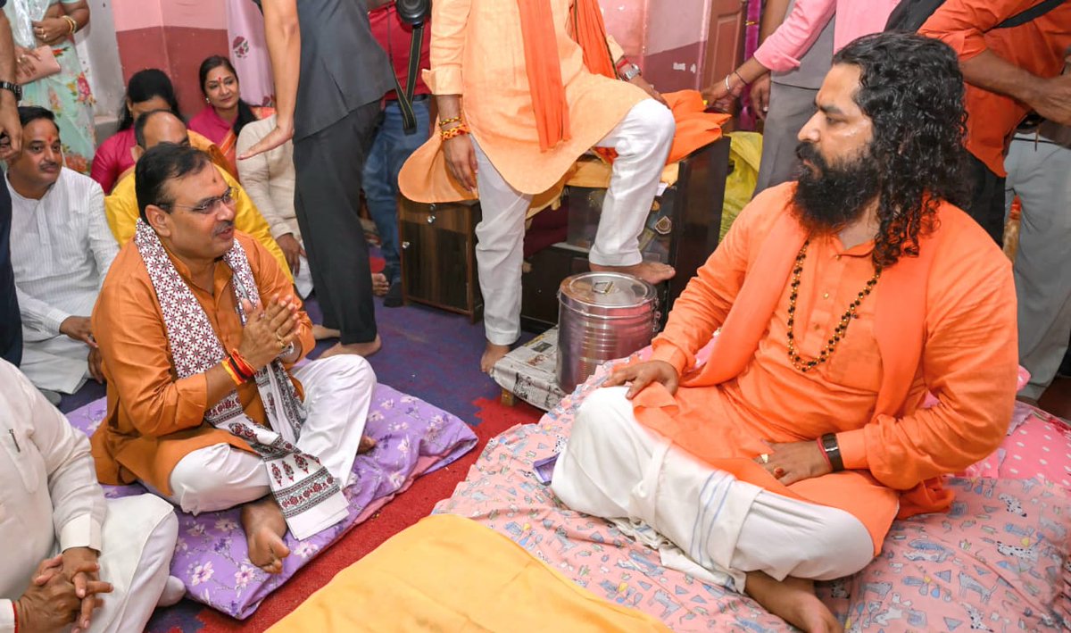 Blmeghwal98's tweet photo. #Sikar युवा मित्रों के प्रतिनिधिमंडल ने सांगलियापीठाधीश्वर ओमदास जी महाराज के सानिध्य में राजस्थान सरकार के मुख्यमंत्री भजनलाल शर्मा से की मुलाकात।   समिति के वरिष्ठ उपाध्यक्ष हंसदास कामड़ ने मुख्यमंत्री को युवा मित्रों की स्थायी बहाली सहित विभिन्न माँगो को लेकर ज्ञापन सौंपा। https://t.co/lsLsJA7mz7