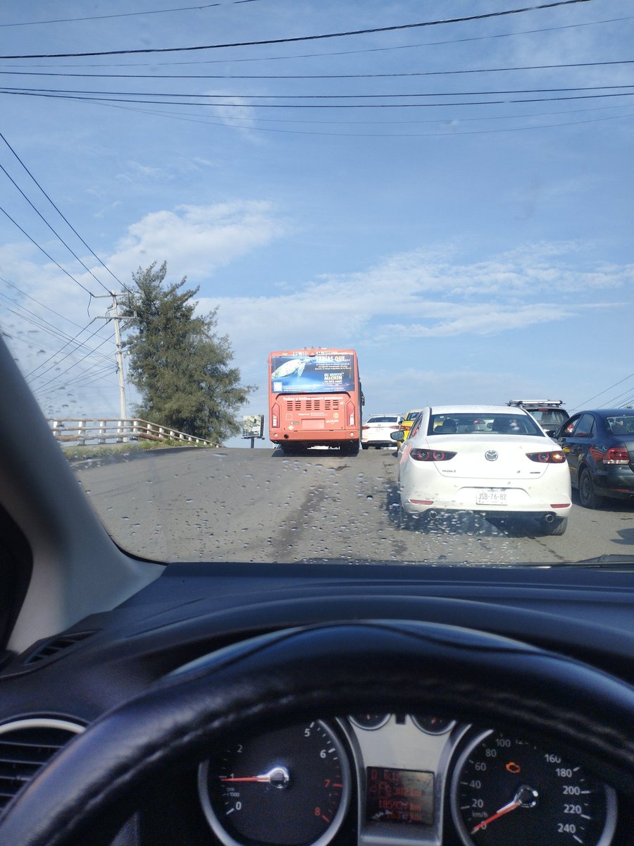 issacfimc's tweet photo. @Trafico_ZMG por meterse en sentido contrario transporte urbano genera accidente en Av 1ero de mayo en santa cruz justo antes de llegar al socavón @JaliscoVial  🆘 https://t.co/jvnaZAs6sb