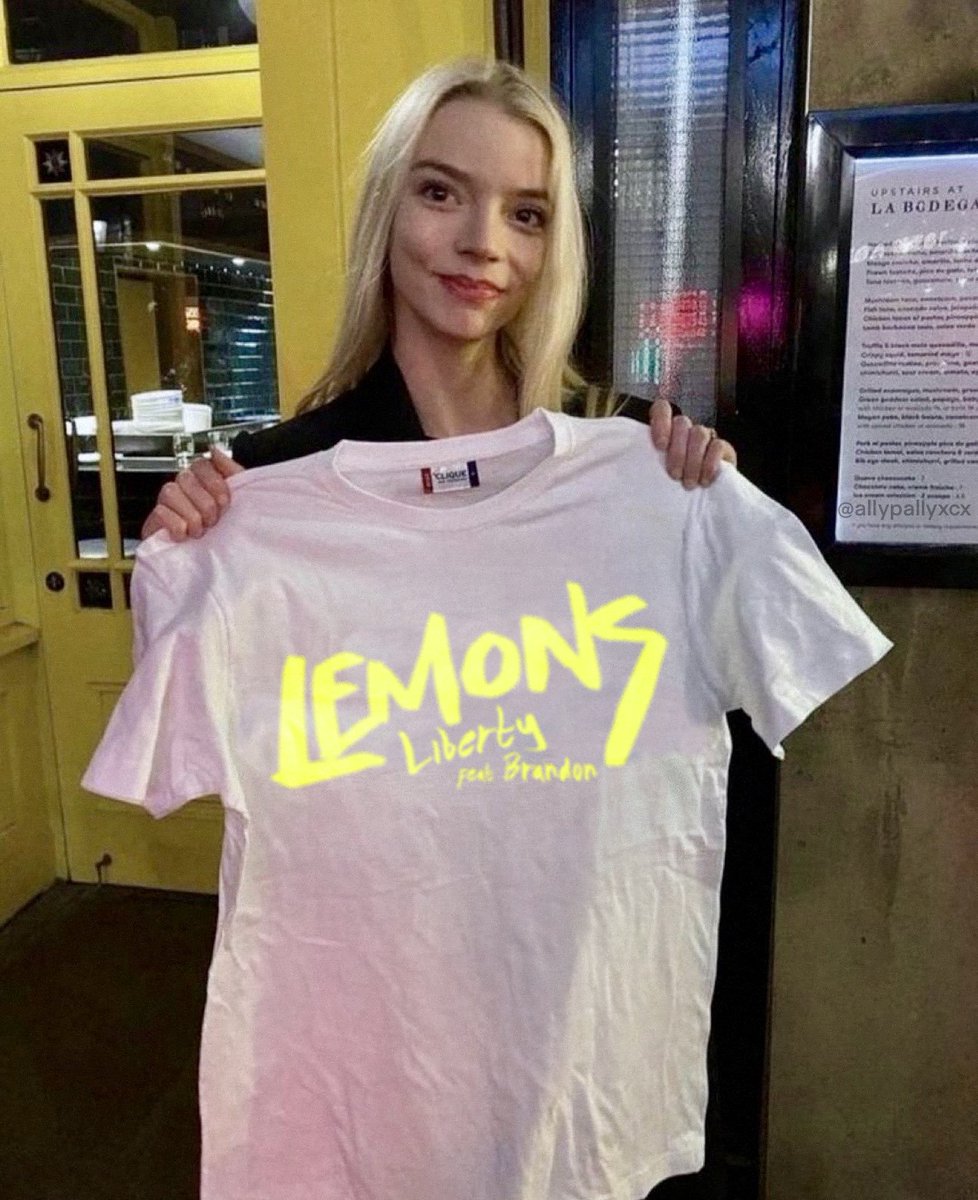 FOFA! Um fã deu uma camiseta de "Lemons", de Liberty e Brandon, para Kelly Kelly ontem!