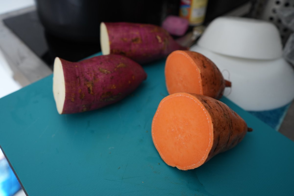 干し芋がヨーロッパにはないことに驚き、イギリスでとりあえず、現地のサツマイモを食べてみました。
(サツマイモは温暖な場所でしか育たないのでスペインからの輸入品)

前回までのあらすじ 