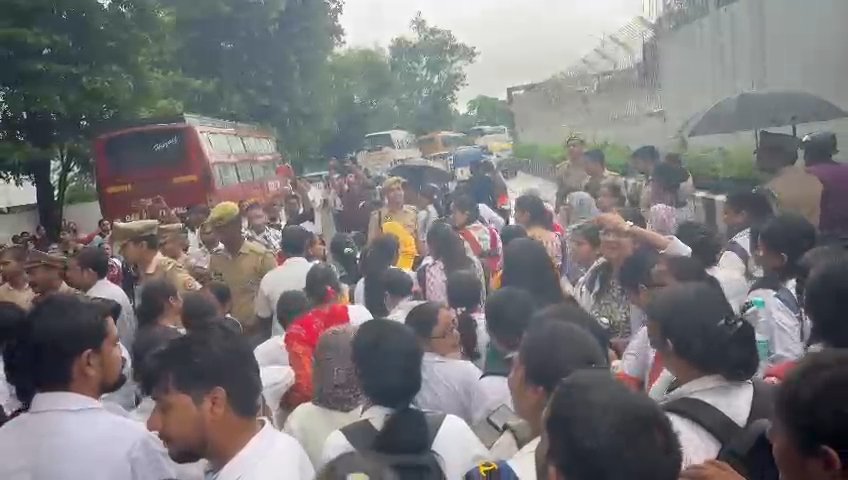 Callme_shrey1's tweet photo. NHM कर्मचारियों की पुलिस से हुई झड़प। बुधवार को प्रदेश के 10000 से अधिक सामुदायिक स्वास्थ्य अधिकारी NHM मुख्यालय पर अपनी मांगों को लेकर बात चीत करने जा रहे थे। चारबाग (लखनऊ)के पास कर्मचारियों को पुलिस ने बैरीगेडिंग कर रोका। इसके बाद NHM कर्मचारी और पुलिसकर्मी आमने सामने आ गए। https://t.co/SnflI2Runr
