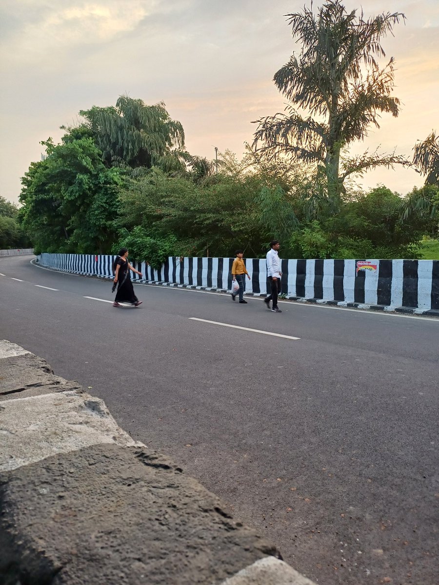 gurugoraknathgo's tweet image. जान को जोखिम में डालकर रोड क्रॉस करते हैं आय दिन एक्सीडेंट होते हैं सिटी पार्क सेक्टर 93 जेपी फ्लाईओवर रोड यहां पर ceo साहब जी से गुजारिश है यहां पर गिरी जाल लगाया जाए जिससे किसी की जान ना सके @ceonoida @noida_authority @tricitytoday @noidapolice