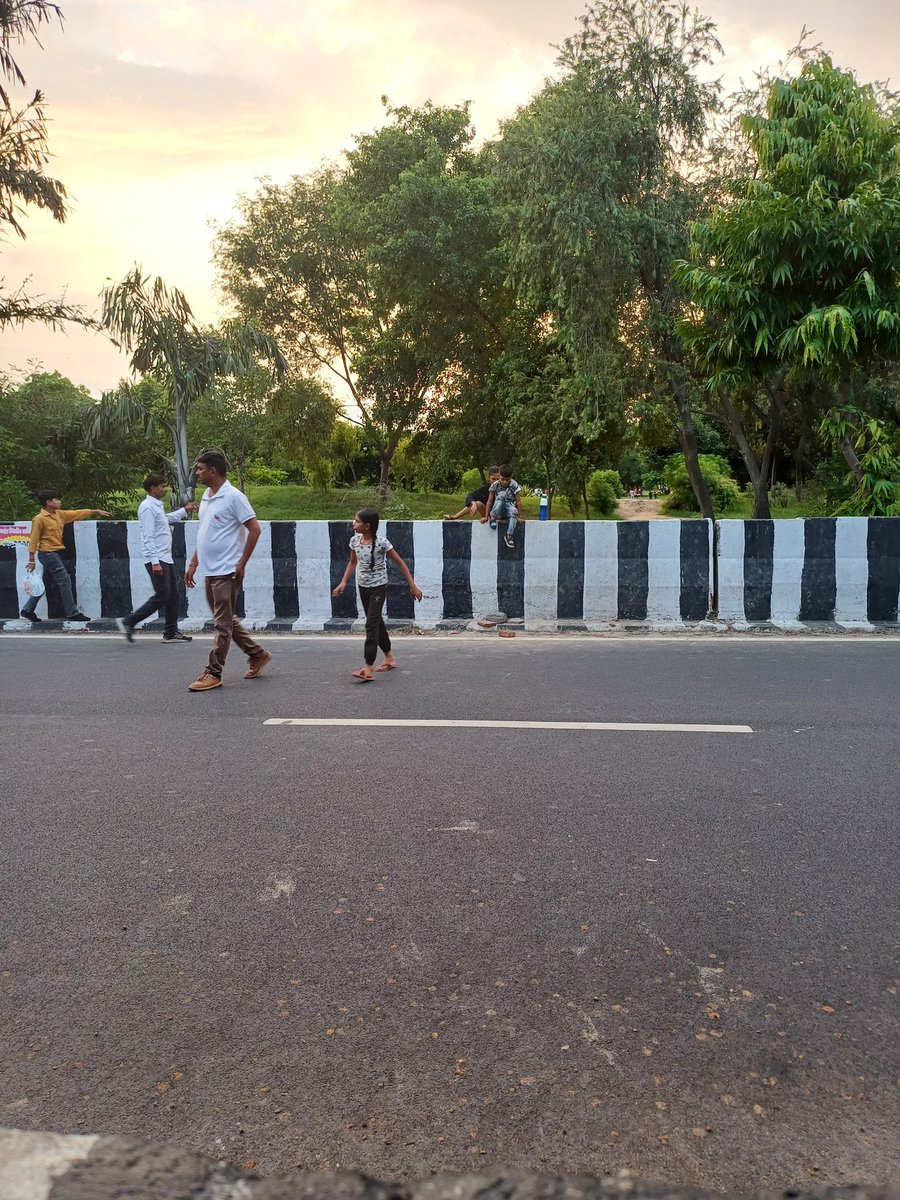 gurugoraknathgo's tweet image. जान को जोखिम में डालकर रोड क्रॉस करते हैं आय दिन एक्सीडेंट होते हैं सिटी पार्क सेक्टर 93 जेपी फ्लाईओवर रोड यहां पर ceo साहब जी से गुजारिश है यहां पर गिरी जाल लगाया जाए जिससे किसी की जान ना सके @ceonoida @noida_authority @tricitytoday @noidapolice