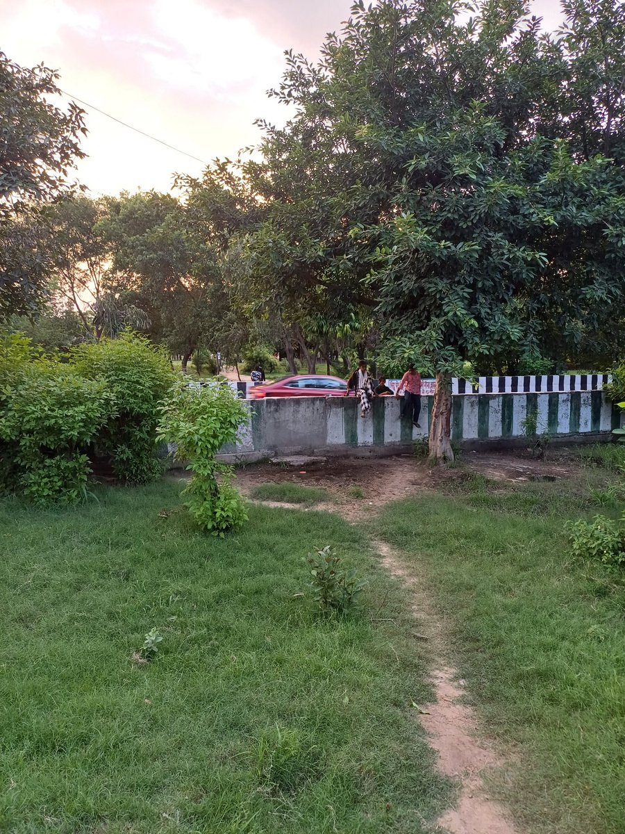 gurugoraknathgo's tweet image. जान को जोखिम में डालकर रोड क्रॉस करते हैं आय दिन एक्सीडेंट होते हैं सिटी पार्क सेक्टर 93 जेपी फ्लाईओवर रोड यहां पर ceo साहब जी से गुजारिश है यहां पर गिरी जाल लगाया जाए जिससे किसी की जान ना सके @ceonoida @noida_authority @tricitytoday @noidapolice