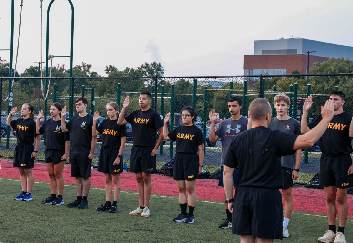 This week, our Cadets took an oath to be contracted into the ROTC program! 

Fear The Turtle!!!

(U.S. Army📸by CDT Michael Wilson)

#BeAllYouCanBe