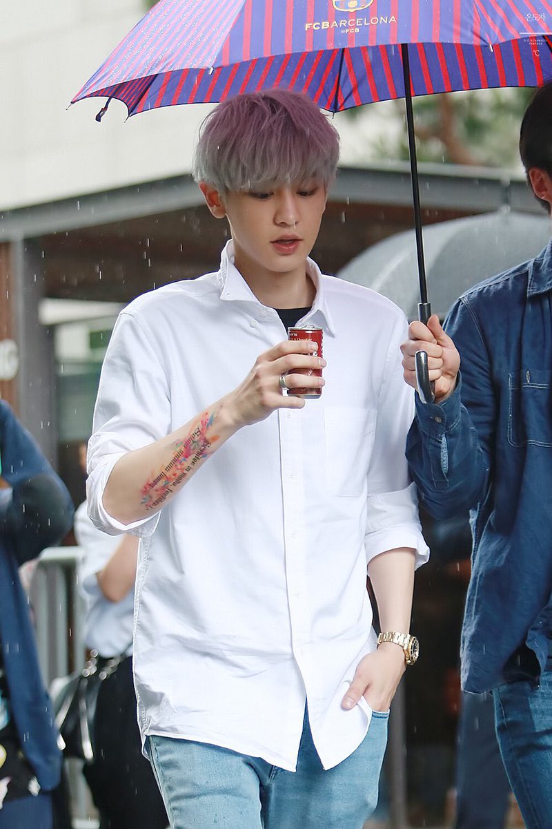BasicallyMyeon's tweet photo. Chanyeol is NOT a good reference to understand sizes 😭 https://t.co/LnctBcOpyF