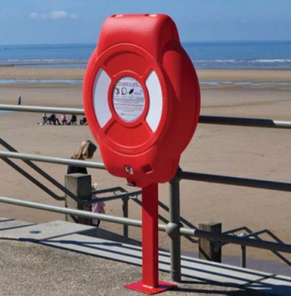 Lakes &amp; rivers are often cold🥶
Temps vary, such as where rivers flow into a lake🌡️

In trouble? Remember #FloatToLive

Someone else in trouble? Call9⃣9⃣9⃣, look for nearby aids like life rings/reach poles/throw lines &amp; shout instructions on how to #FloatToLive #WaterSafety