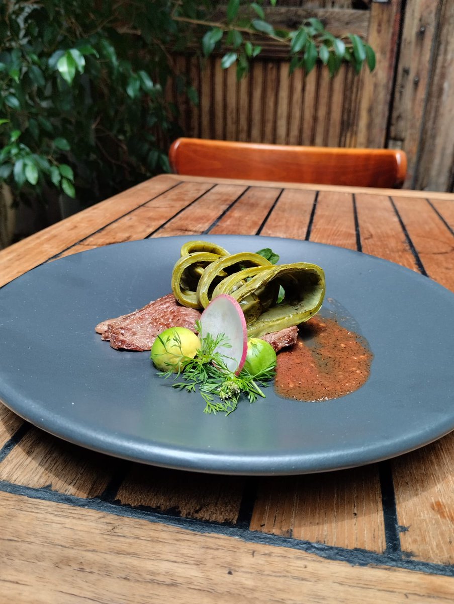 Las comidas más #deli las disfrutas en el patio!! 😋

ENTRADA: Jugo de carne de res
FUERTE: Picaña con salsa martajada

#Menúdeldía
.
.
.