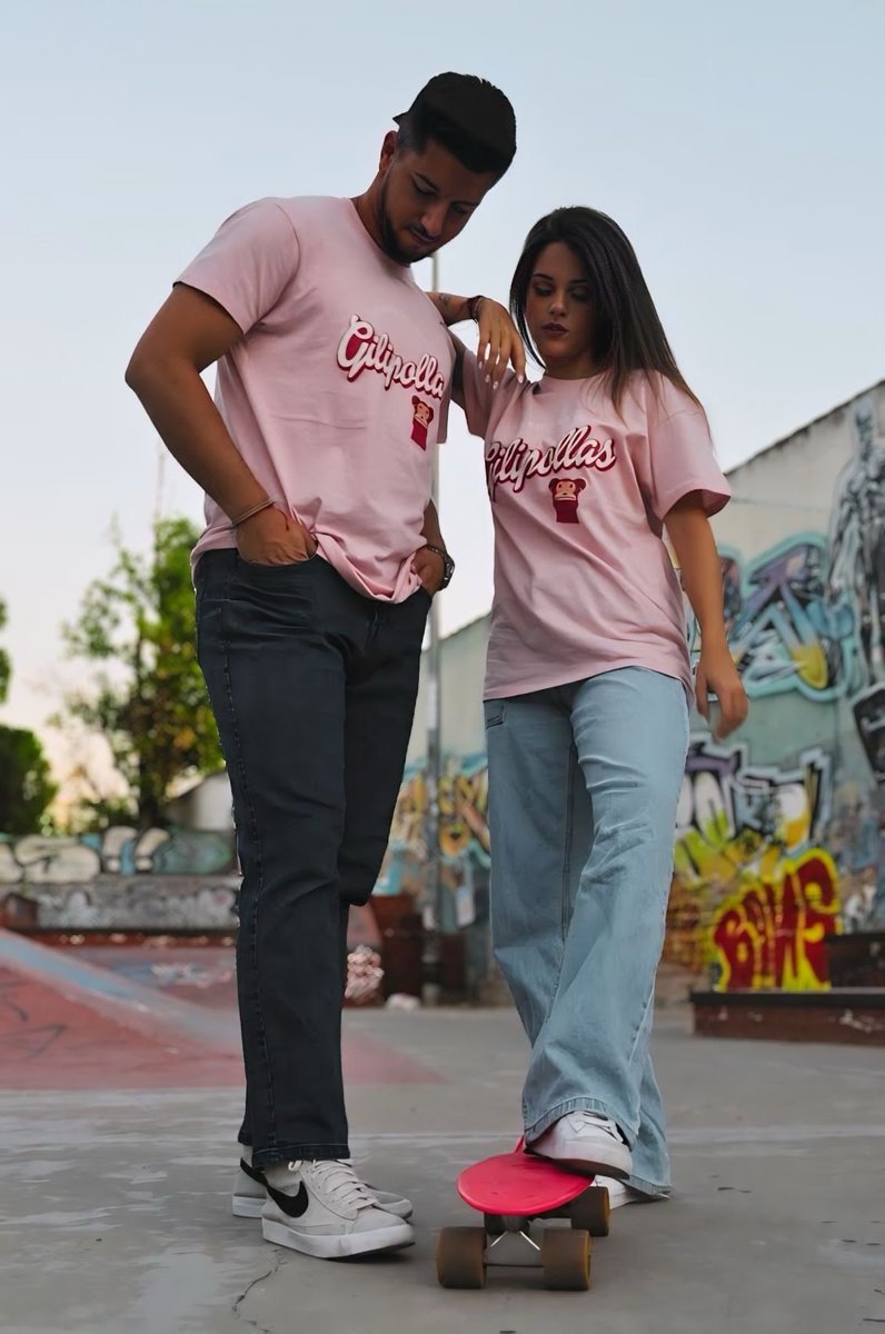 YA DISPONIBLE nuevo merch 👕 en nuestra TIENDA ONLINE y en los próximos bolos. Hemos sacado esta camiseta para que llevéis con orgullo el cometer errores 🩷, como en nuestro single: dreadsistance.com/merchandising/