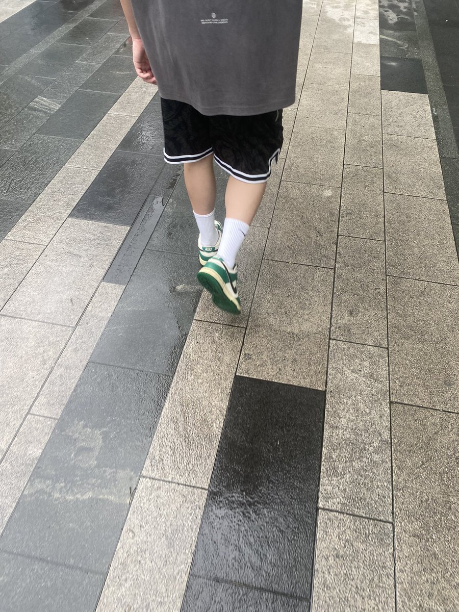yummy1man's tweet photo. 和直男出去玩，趁他洗澡偷穿他的🧦 https://t.co/CQnyUesILH