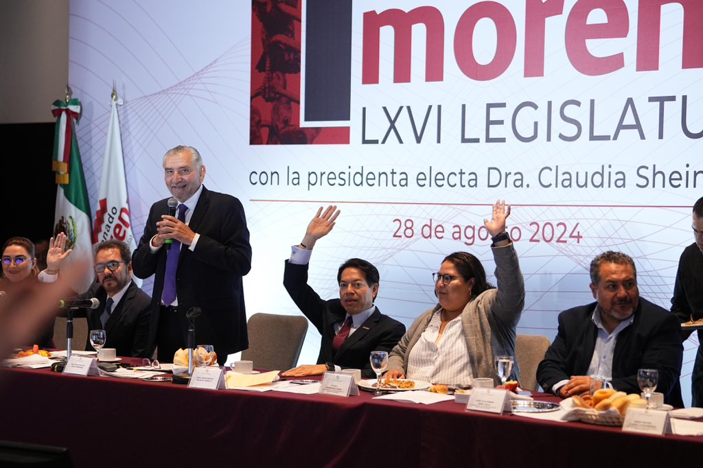 adan_augusto's tweet image. Agradezco la confianza de las y los 66 Senadores del Grupo Parlamentario de Morena para ser su Coordinador y Presidente de la Junta de Coordinación Política.

Frente a nuestra Presidenta Electa, la Dra. @Claudiashein, ratifico, una vez más, mi lealtad y compromiso.