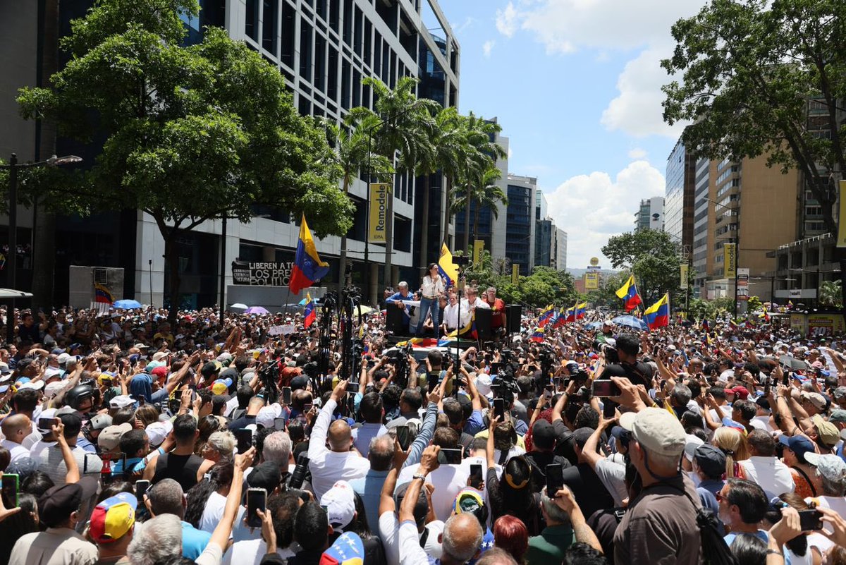 ConVzlaComando's tweet photo. Aunque persiguen, secuestran y agreden, Venezuela se levanta y no se deja. 

¡Hoy salimos a la calle por cada uno de los que están presos y en manos del régimen! 

#ActaMataSentencia, Caracas. https://t.co/4QNg1IbjtO