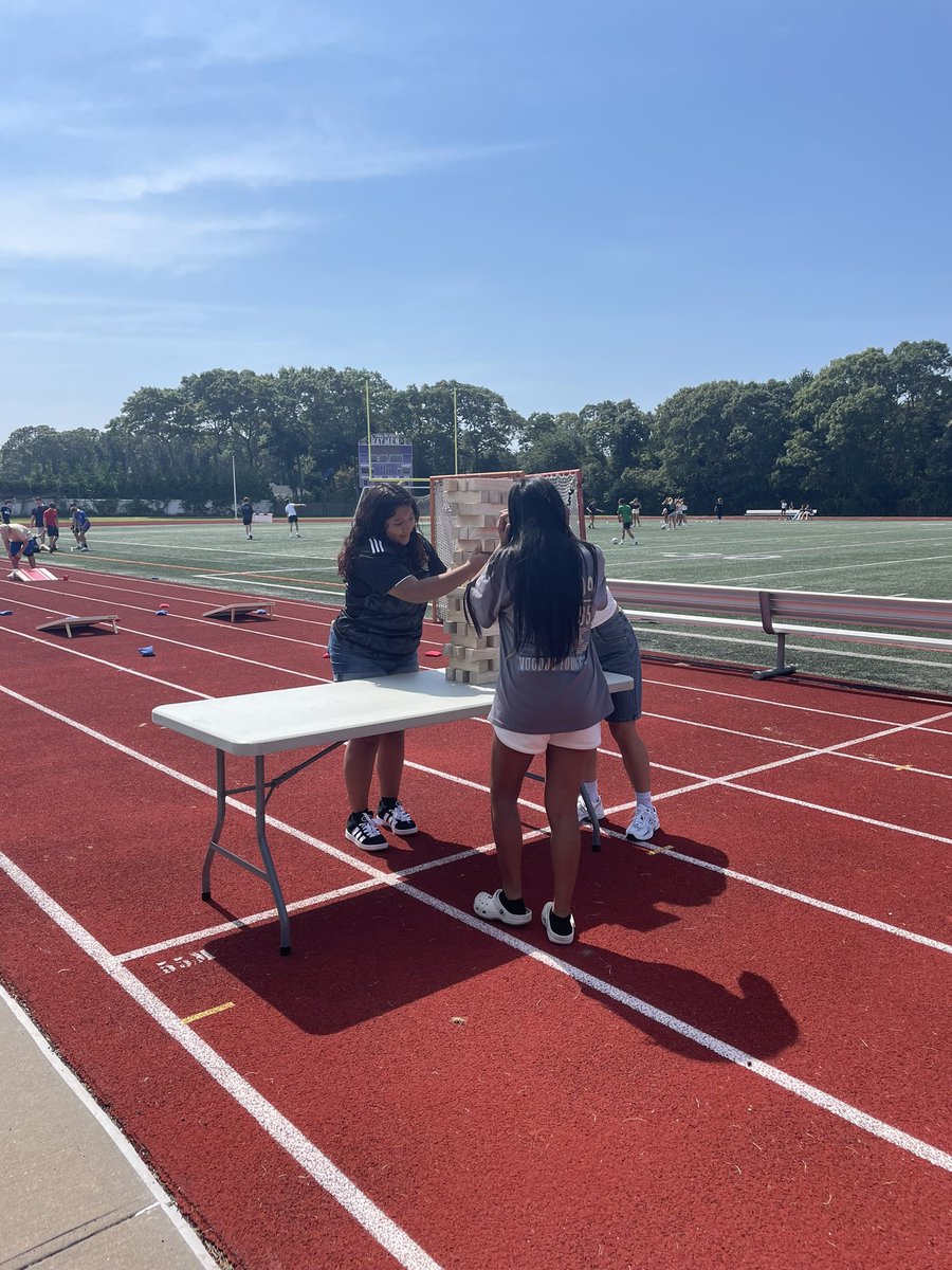 SingleVickie's tweet photo. High school Orientation for the class of 2028 @hbschools https://t.co/qGgL2PdfB3