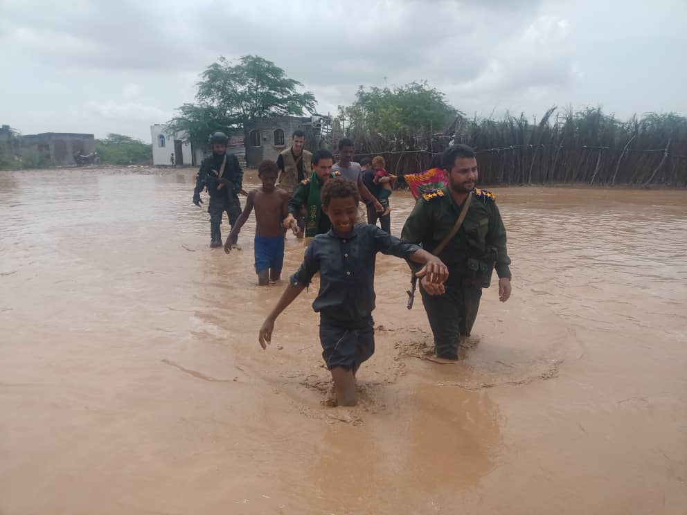 pdrald7's tweet photo. عمل عظيم 
هنا الدولة والأمن والأمان 
مدير أمن محافظة الحديدة 
العقيد/ساري المغربي 
ومدير أمن مديرية الميناء 
العقيد/حسين هادي جحيز 
وهم يقومون بأنقاذ المواطنين من الغرق
نتيجة غمر السيول منازلهم 
كتب الله أجرهم https://t.co/M4Idy5W6rL