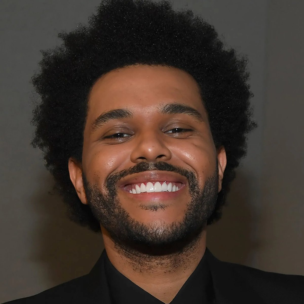 BRlNGTHE707OUT's tweet photo. The Weeknd's faces as Apple emojis 
A Thread 🧵