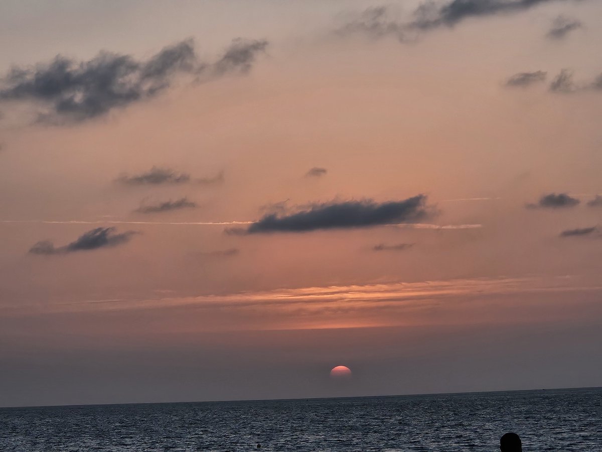 los4tiempos's tweet photo. En Chipiona la puesta de sol con estratos rojizos https://t.co/0iEAphZ1v0