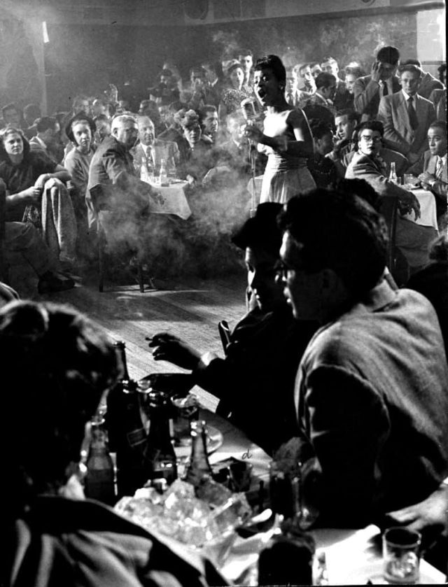 Seulement pour les amoureux de Billie Holiday.
Ici, au Cafe Society, le premier club de jazz à accueillir dès 1938 un public sans ségrégation, à Greenwich Village, NY.
📷: Gjon Mili (1947).