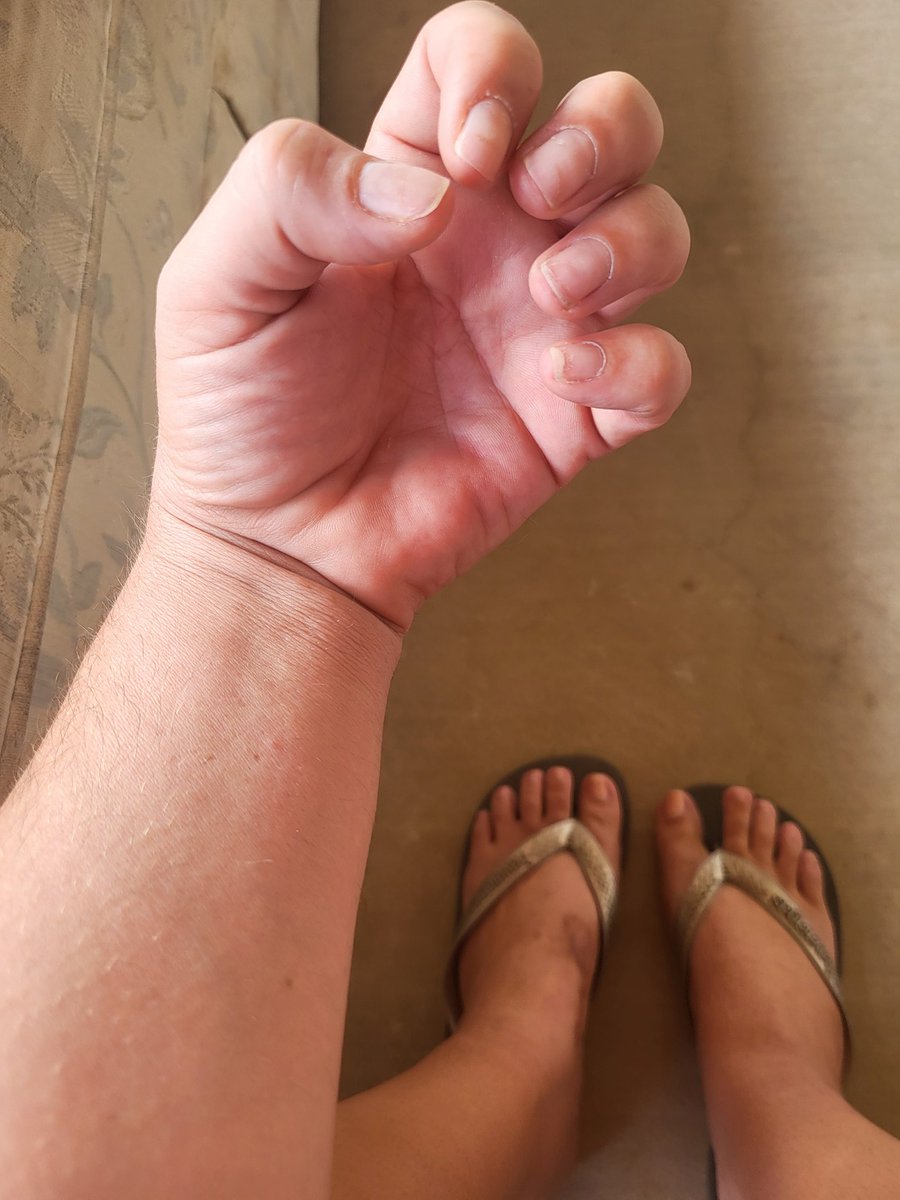 hookz_lady49136's tweet photo. Should I do my nails again https://t.co/js5u2WlT9Z