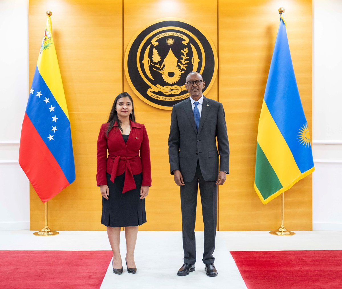 EmbUganda_ve's tweet photo. Fátima Fernandes, Emb. de #Venezuela, presentó Cartas Credenciales ante S.E. @PaulKagame,  Presidente de Ruanda, quien transmitió saludos al Pueblo venezolano y al Gobierno del Presidente @NicolasMaduro
. 🇻🇪🤝🇷🇼 
#DiplomaciaBolivarianadePaz
@CancilleriaVE
@yvangil
@ypimentel2021 https://t.co/szXBI2Ljo0