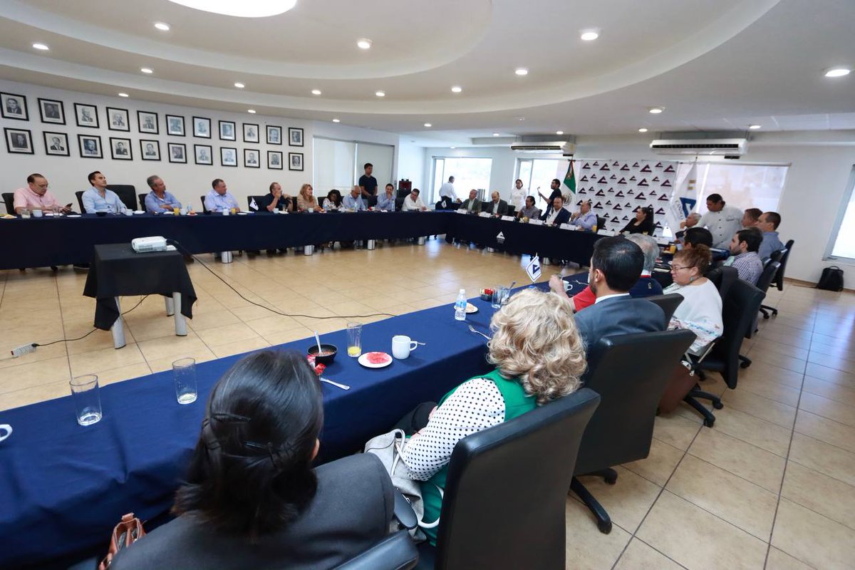 📣 Sesión de Consejo en Canaco Servytur SLP 🤝

Nos complace informar que tuvimos una exitosa sesión de consejo en la que contamos con la distinguida presencia del Presidente Municipal, Enrique Galindo Ceballos. 🌟

#CanacoSLP #SesiónDeConsejo #EnriqueGalindo #EmpresariosSLP