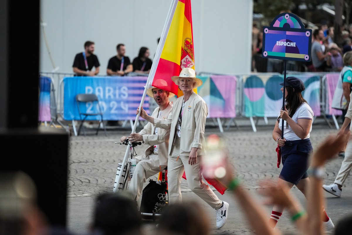 🇪🇸🇪🇸👋👋Los más elegantes, marchosos, ilusionados y sonrientes!!

Así ha desfilado el Equipo Paralímpico Español en la inauguración de los Juegos de París 2024, con Marta Arce y Álvaro Valera como abanderados. 

#JuegosParalímpicos <a href="/Paralimpicos/">Comité Paralímpico Español</a> <a href="/MARTA_ARCE_P/">Marta Arce Payno</a> <a href="/alvarovalera_/">Álvaro Valera</a>