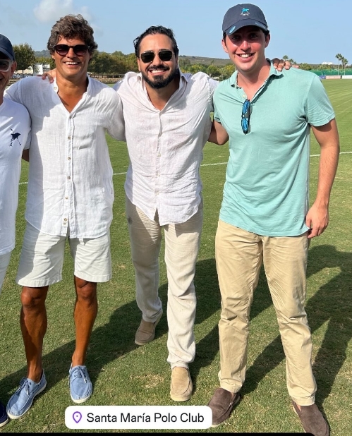 FonsiLoaiza's tweet photo. El ultraderechista Alvise pasa sus vacaciones con el delincuente del Pequeño Nicolás y con el empresario aristócrata Javier Fal-Conde del grupo Arttysur, detrás del mayor pelotazo inmobiliario en Sierra Nevada. https://t.co/CIQ4ExE9Ld