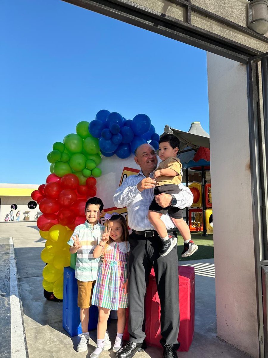 Quiero enviar un cálido abrazo y mis mejores deseos a todos los abuelos en su día. Aprovecho para compartir con orgullo sobre mis nietos: Santiago, hijo de Santitos, y José Alejandro y Nicole, hijos de Alejandro.

#FelizDíaDelAbuelo
