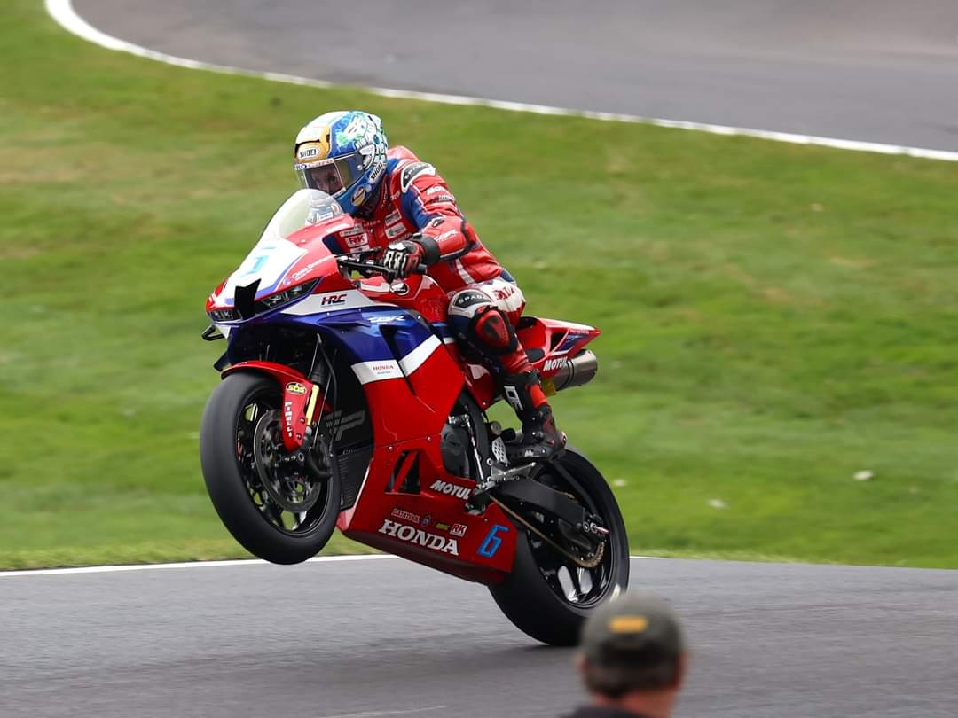 peter4beer's tweet photo. Here's @deanharrisonTT over the mountain @CadwellPark @OfficialBSB #supersport #wheeliewednesday @HondaUKBikes @HondaRacingCBR https://t.co/Vnferlrvr4