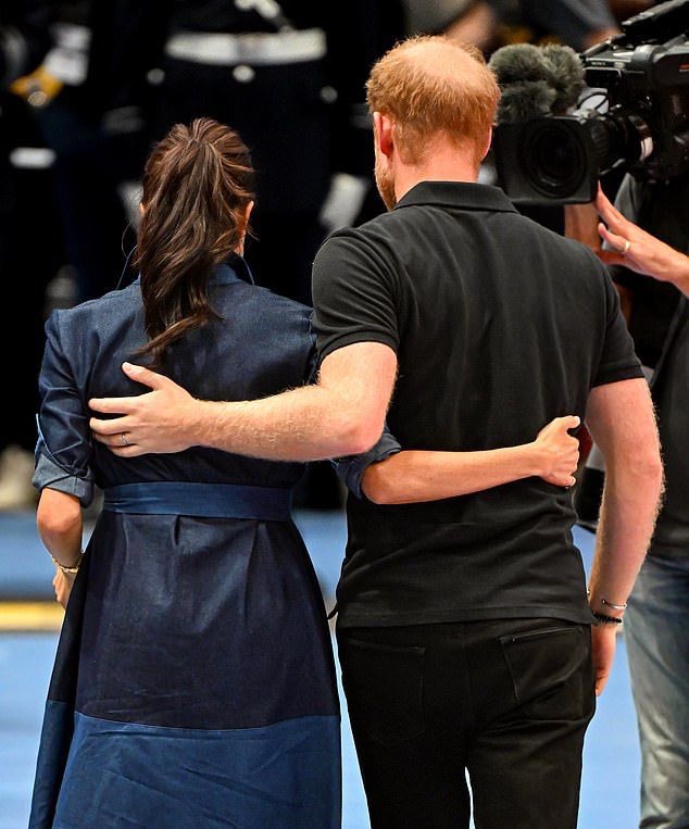 RoyalMegnews's tweet photo. Princess Meghan now trending. Her Prince will always have her back. #PrincessMeghan #duchessmeghan #sussexes #meghanandharry #prince #lovewins #gotmyback #gotyourback https://t.co/55DI5VOGz4