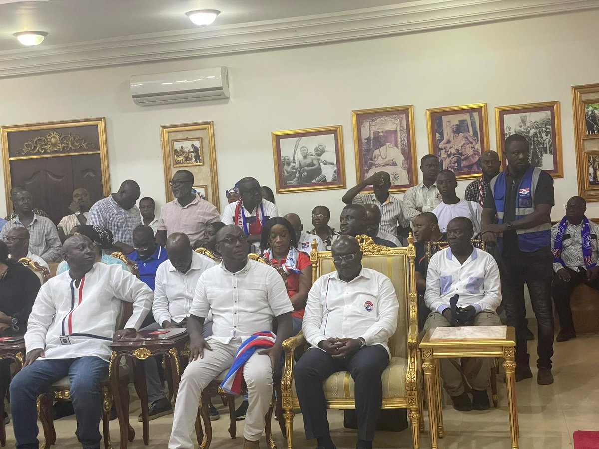 LouisAnokye6's tweet image. Dr Bawumia pays courtesy call on Osagyefuo Amoatia Ofori Panin, Okyenhene

#Bawumia2024
#BawumiaMeansBusiness 
#BoldSolutionsForTheFuture
#BawumiaForPresident
#ItIsPossible