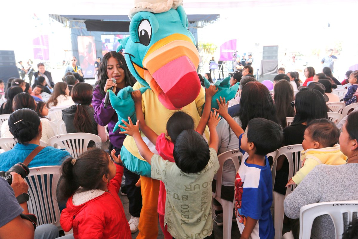 Presidencia_Ec's tweet photo. ¡Un mejor futuro para nuestras niñas y niños! 🇪🇨🧒👦🏿👧🏽 

El presidente @DanielNoboaOk presentó el nuevo Plan Intersectorial '#LaNuevaInfancia en Acción', que fortalecerá el combate a la desnutrición crónica infantil y brindará una atención integral a la niñez ecuatoriana. 

✅️ Más de 71 mil familias beneficiadas. 

#ElNuevoEcuadorResuelve