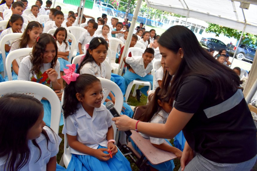 cnahonduras's tweet photo. 👧✨Bajo el programa «Fomento de valores y cultura ciudadana en los niños y niñas de Honduras», el CNA compartió con más de cien estudiantes de la escuela República de El Salvador en Corocito, Colón. 🌟
Durante la jornada, los pequeños aprendieron sobre la importancia de valores como la ética y la transparencia, pilares fundamentales para un mejor futuro. 📚💪
#VER #Transparencia #Valores #Corocito #Colón
