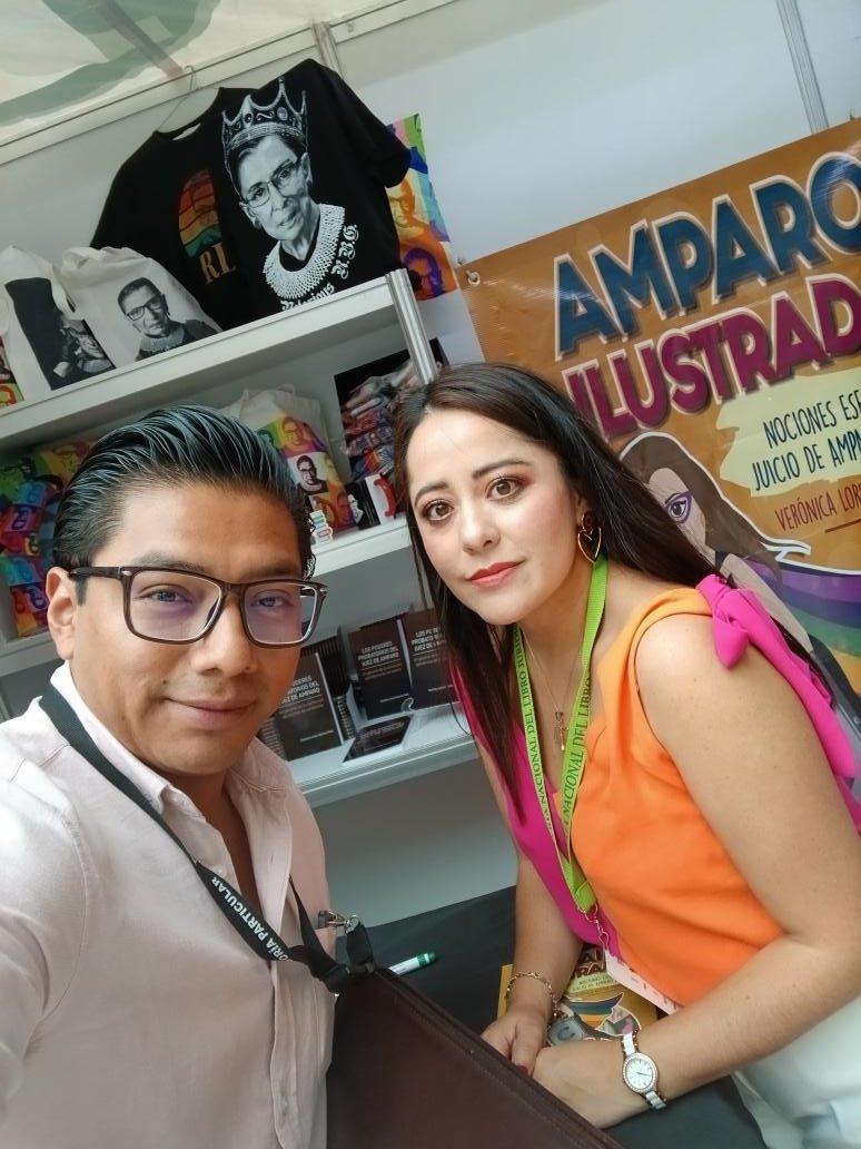 JAlbertoLegal's tweet photo. Adquirí mi libro. Mi completa admiración  y emoción al ver a la Maestra  @veroosornio en la Feria del libro. https://t.co/KYCsPwz42m
