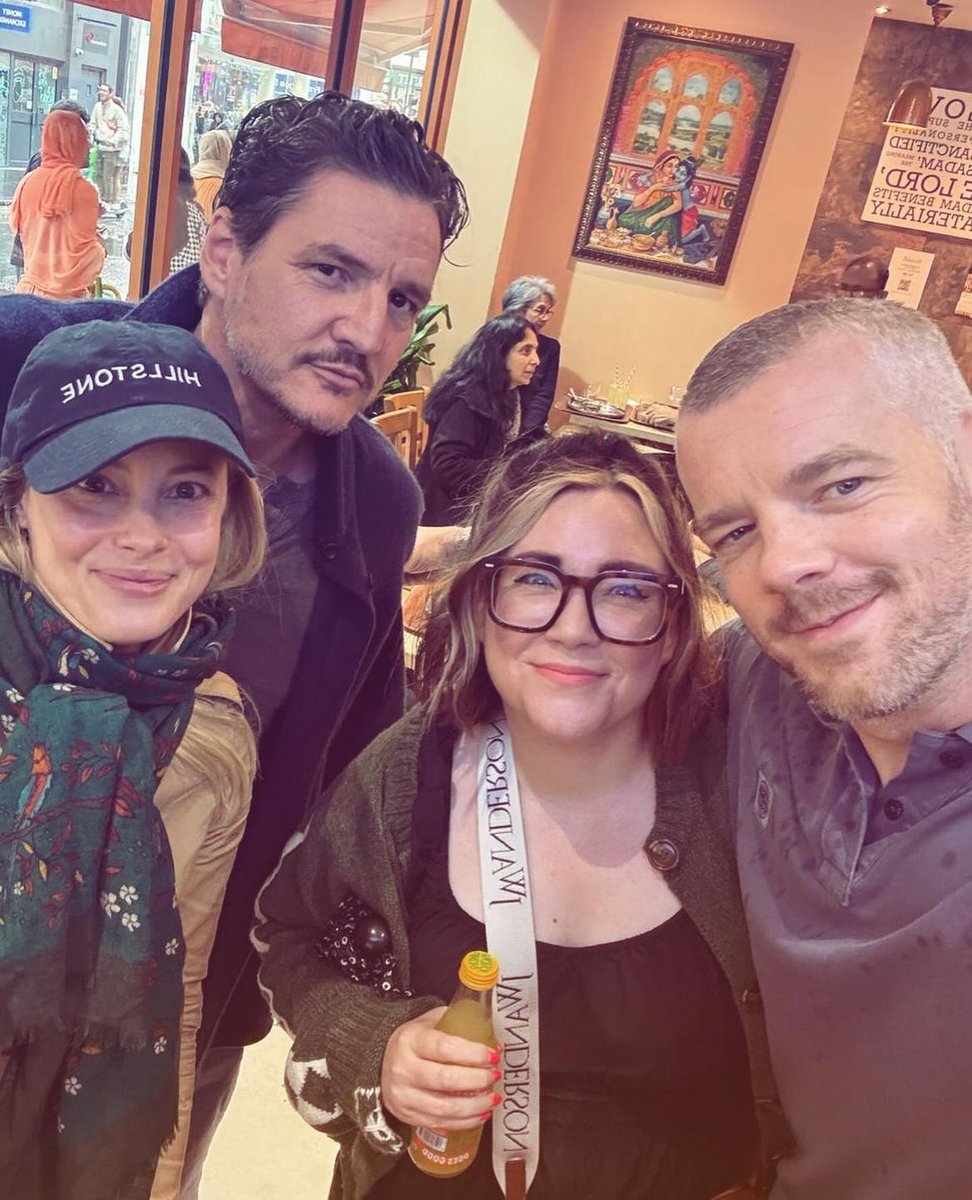 PedroPascalpage's tweet image. NEW: Photo of Pedro with Susie Hall, Russell Tovey and Gillian Jacobs in London recently (via susiehall_23 on Instagram)