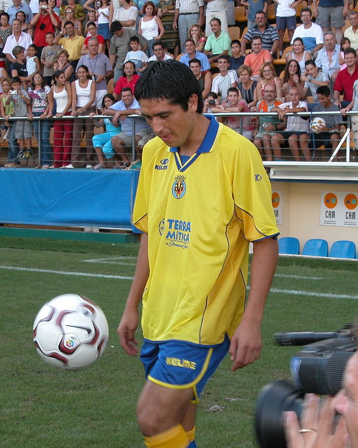 VillarrealCF's tweet photo. 28/08/2003

Llegó la 𝑴𝑨𝑮𝑰𝑨. Llegó Riquelme 💛.

#HistoriaGrogueta