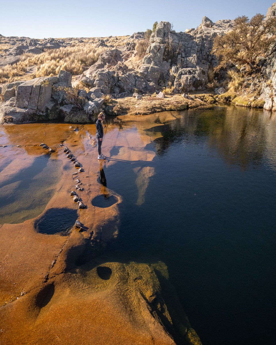 Cruzando las Altas Cumbres, nos encontramos con esta increíble olla que pareciera un precipicio bajo el agua…

Sin duda alguna hay que volver en verano para ver cuantos metros hay para ahí abajo.