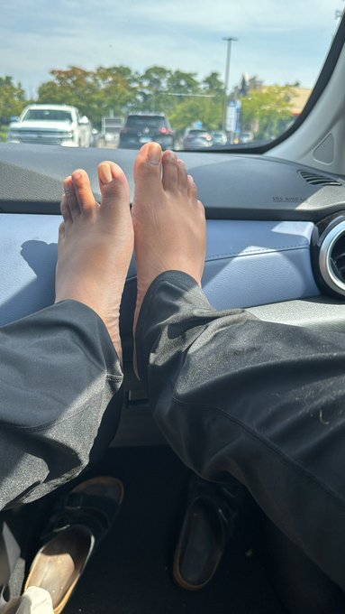 I love putting my feet up and making everyone stare at them😂 https://t.co/UqYVE3zs41<a href="/tag/throne"class="tags"><span>#throne</span></a><a href="/tag/wishlist"class="tags"><span>#wishlist</span></a>