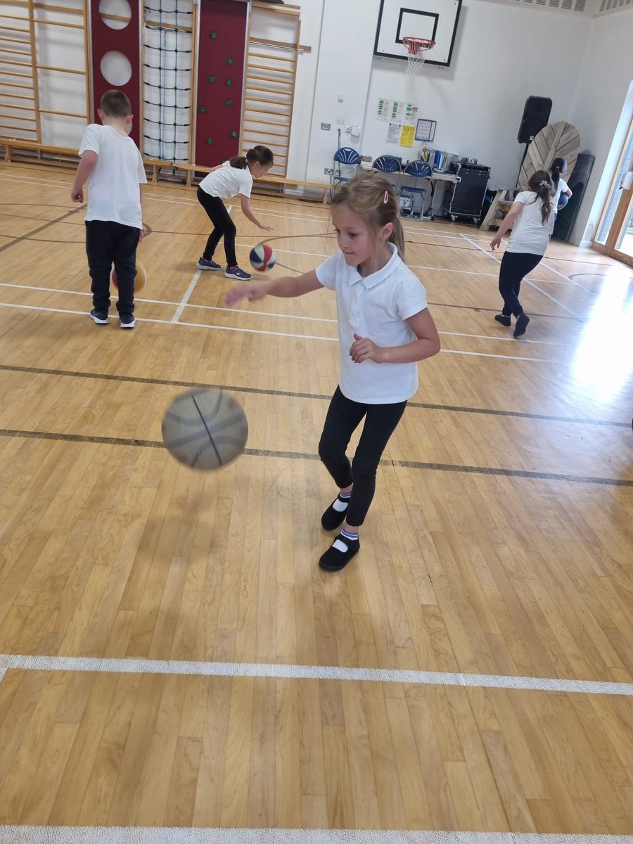 carmondean_ps's tweet photo. In PE Primary 3 are working hard to improve their ball skills 🏀 On Monday we worked on dribbling and passing with a basketball @CarmondeanP3 https://t.co/1q2MmnEfPy