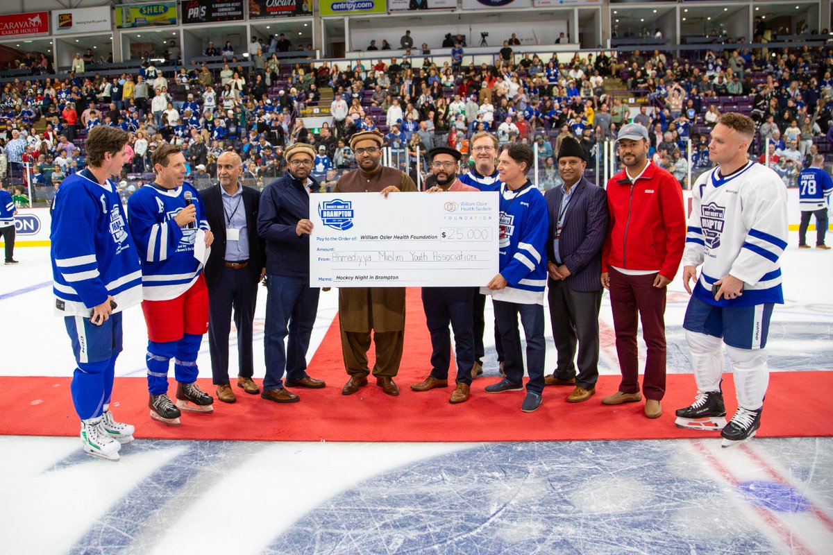AMYACanada's tweet photo. A $25,000 cheque was presented to the William Osler Foundation by Ahmadiyya Muslim Youth Association Canada, the proceeds from annual #RunForBrampton charity run.

The cheque was presented last week before the Hockey game at CAA Center in Brampton, ON. 

#Mercy4Mankind #Brampton https://t.co/YHbrDPG8Ql