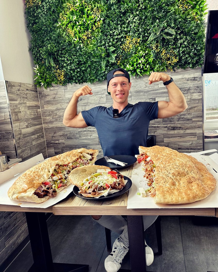 WHO loves German Döner?🥙 
8Kg #xxl #döner 
youtu.be/H3cftv9zHo4?si…