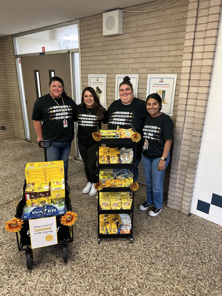 lit4teaching's tweet image. Sometimes you just have to spread a little sunshine on the trail ☀️ grateful for @cmmonson1 @msquintanilla_ @msagarcia31 for going above and beyond with a simple act of kindness 💛 @SmithES_AISD