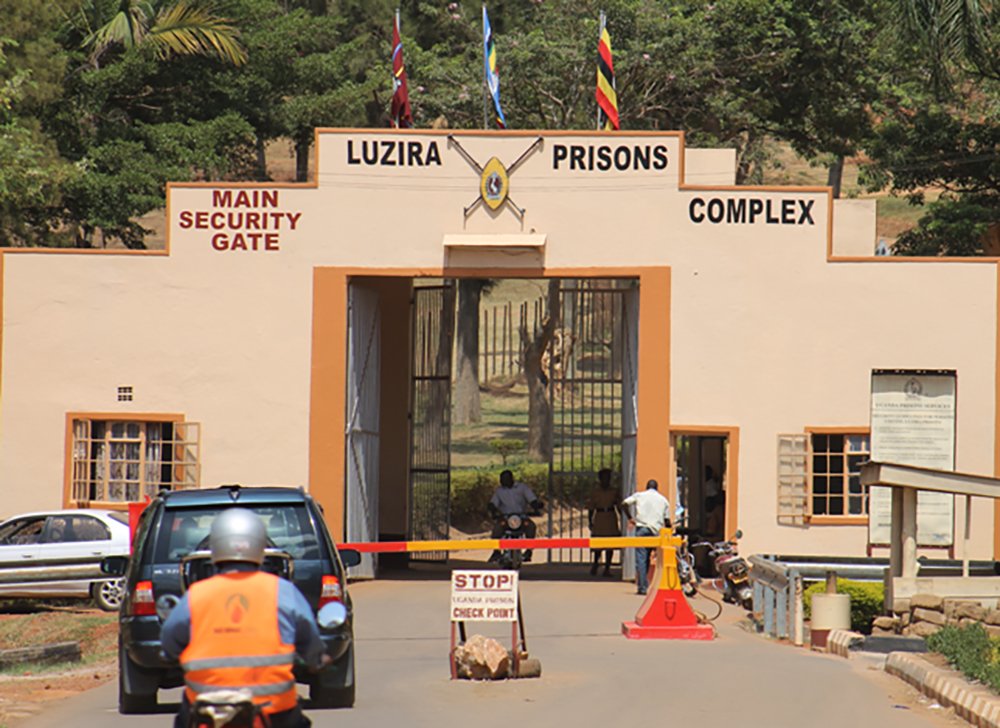 Makana_Kennedy's tweet photo. Today, myself, @mwafrika_nana, @MusiriDavid & @samson_kiirya went to Murchison Bay - Luzira to see recently arrested activists.
Everything went smoothly until we entered Murchison Bay. Despite @FmMusiime's efforts to ensure that we see the inmates, Officer Mwesigwa a one โญ officer at the M-Bay gate treated us with extreme disrespect and arrogance, ordering us out and threatening to detain us. I left, exhausted, and retrieved my belongings, leaving Musiri, Nana, and Fresh Barber behind.
My right to visit an inmate was denied. Luzira is a place where everyone wants to exert their authority, with constantly changing orders.
While there, we also discovered:
- Inmates AREN'T ALLOWED to use toilets due to water scarcity
- Military police brutalized prisoners during the water protest, resulting in a death.
@jbyabs sir, we endured prison's harsh conditions including the terrible food and the terrible sleeping conditions, but we won't tolerate persecution by police, army, and prisons. We're tired!
Should we pause #March2Parliament and march to Luzira first?!